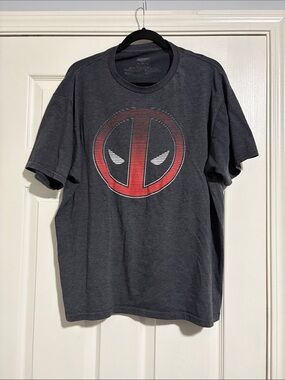 Marvel Deadpool Logo Short-Sleeve Tee - Charcoal & Red